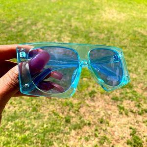 PLASTIC LENS | UV400 PROTECTION | 55mm X 55mm | PLASTIC FRAMING

LIGHT BLUE